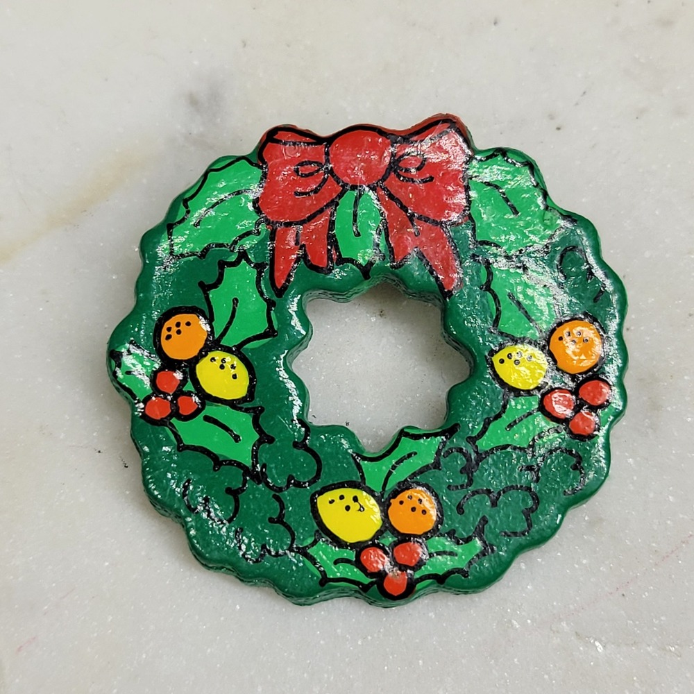 Wood Christmas Wreath Pin Holly Berries Red Bow Holiday Hand Painted Vintage